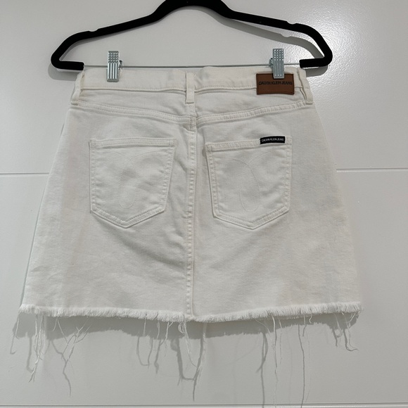 Calvin Klein White Denim Mini Skirt High Rise Frayed Hem Summer | Size 26 - Picture 11 of 13